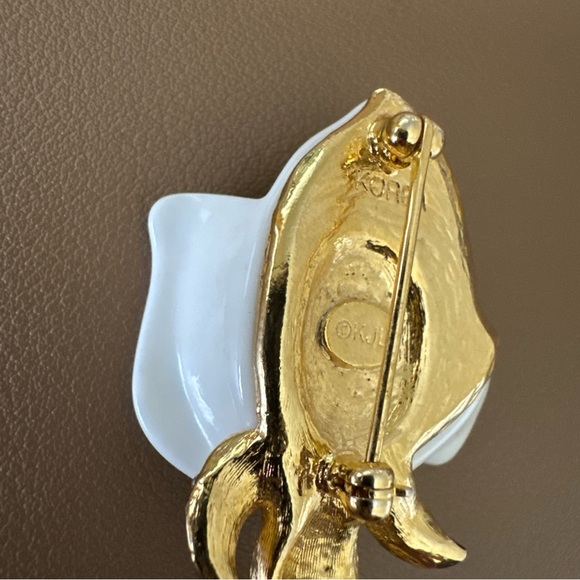 Signed Kenneth Jay Lane (KJL) "Midnight Magic" White Lucite Rose Flower Brooch - Picture 5 of 5